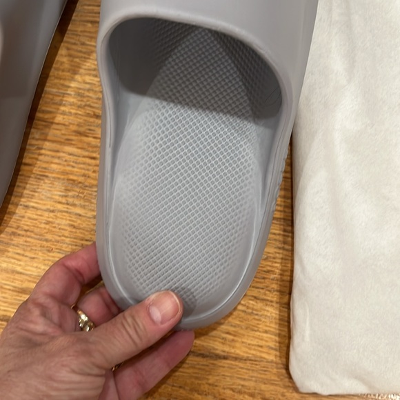 Unisex Posee super lightweight and soft slides! - Picture 3 of 6